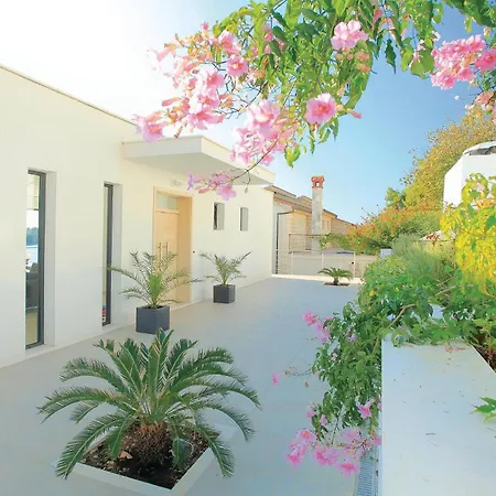 Six-bedroom In Karbuni Holiday home Prizba