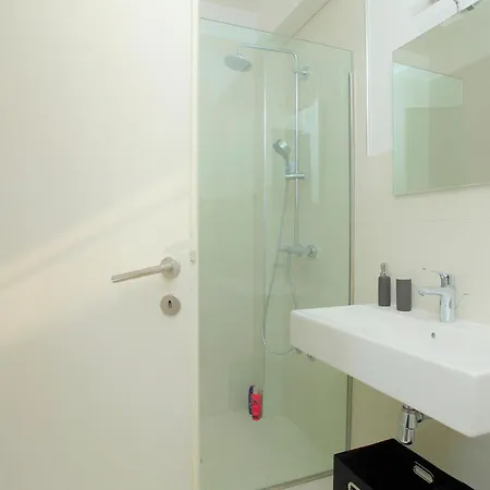 Six-bedroom In Karbuni Brnistrova