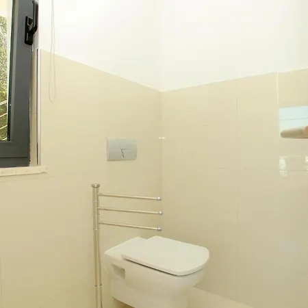 Six-bedroom In Karbuni * Brnistrova