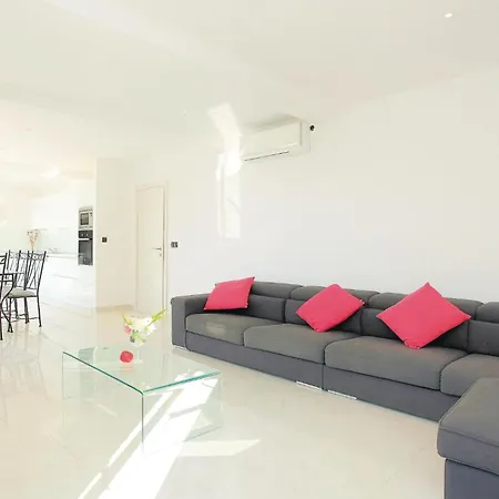 Feriehus Six-bedroom In Karbuni Prizba