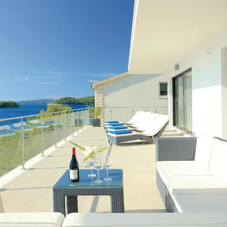 Сasa de vacaciones Six-bedroom In Karbuni