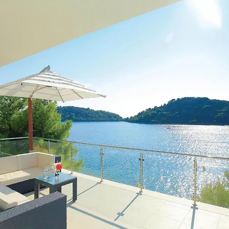 Feriehus Six-bedroom In Karbuni *