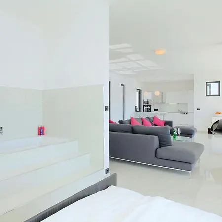 Six-bedroom In Karbuni Semesterbostad Prizba