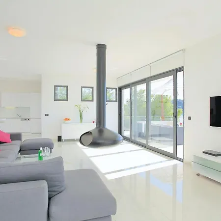 Holiday home Six-bedroom In Karbuni