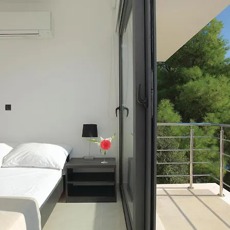 Six-bedroom In Karbuni *