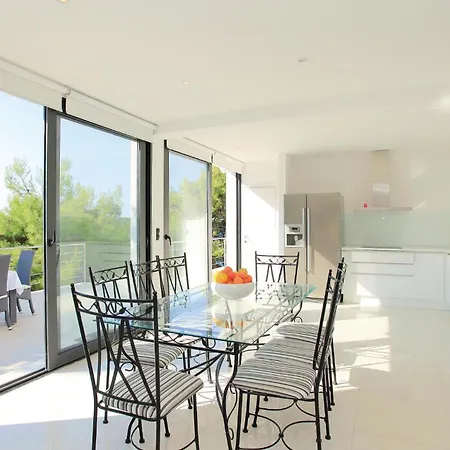 Six-bedroom In Karbuni Brnistrova