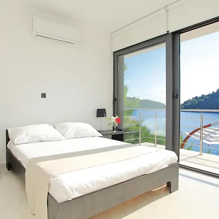 Six-bedroom In Karbuni Сasa de vacaciones