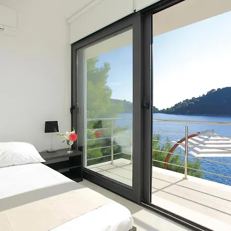 Six-bedroom In Karbuni *