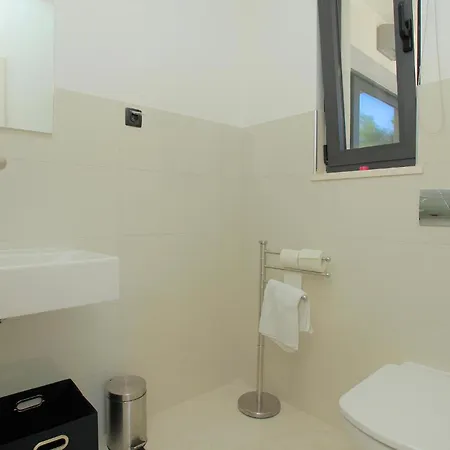 Six-bedroom In Karbuni Brnistrova