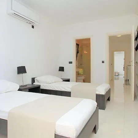 Six-bedroom In Karbuni Hébergement de vacances