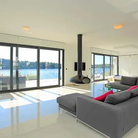 Сasa de vacaciones Six-bedroom In Karbuni