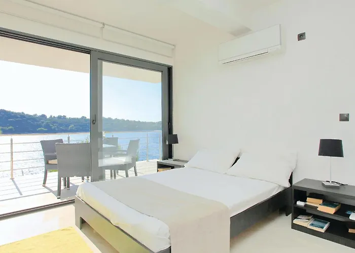 Six-bedroom In Karbuni Brnistrova