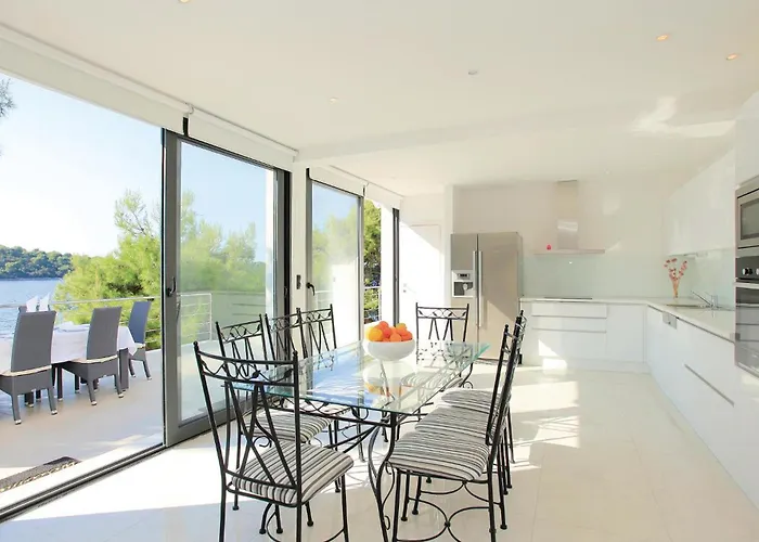 Six-bedroom In Karbuni Brnistrova